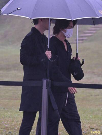 大S紀念雕像揭幕 前男友周渝民到場 昔感性：熙媛接住我