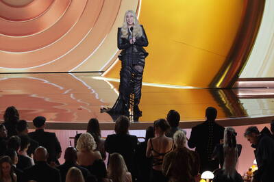 葛萊美獎》糗斃了！雪兒宣讀得獎者誤唸成已故歌手 得獎名單出爐