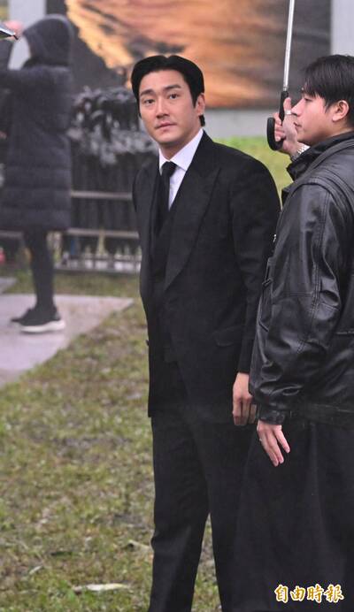 SJ始源也來了！黑西裝冒雨致意大S 挺具俊曄「神祕私交」曝光