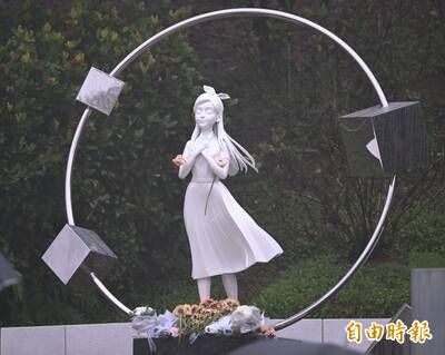 大S紀念雕像揭幕登微博熱搜第一 網嘆：老天爺也哭泣