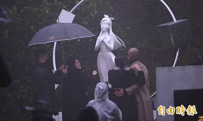 圈內大咖冒雨集結！現場響起《姊妹情深》  言承旭、周渝民現身引鼻酸