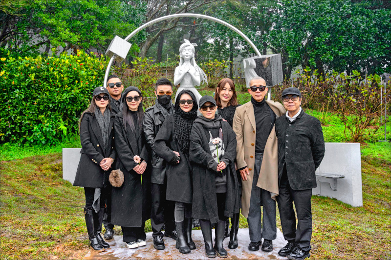 具俊曄設計打造熙媛宇宙 大S紀念雕像雨中揭幕