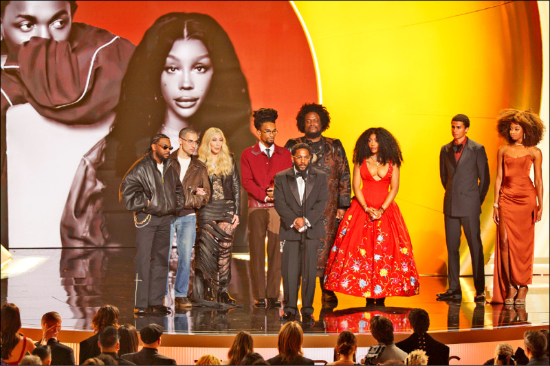 〈葛萊美獎揭曉〉肯卓克奪5獎 雪兒頒獎出包