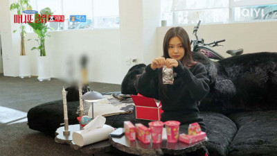 冷面女神秒破功 Jennie收禮那刻形象全消失