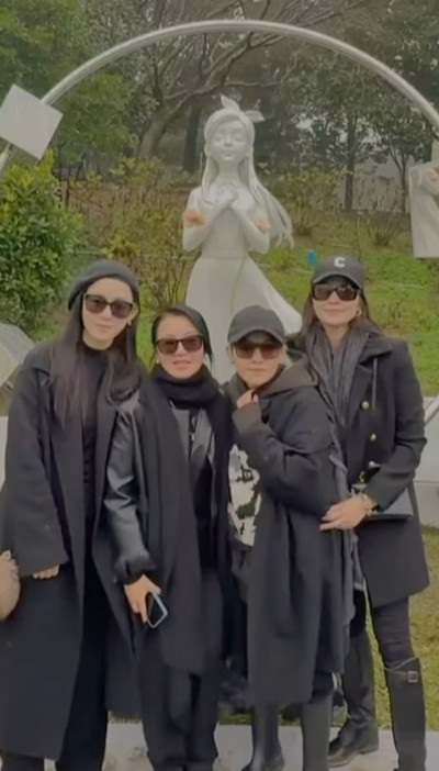 大S雕像揭幕出現這景象！吳佩慈驚喊「不要太生氣」小S虧愛鬧場