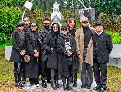 富商男友遭通緝準婆婆被逮   吳佩慈現身大S墓園藏內情