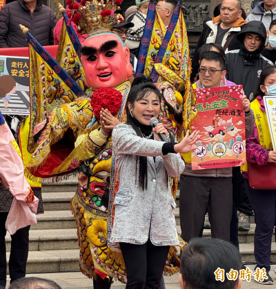 大甲警方攜手鎮瀾宮春安宣導 邀王彩樺、白雲站台