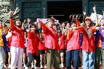 胡瓜除夕獨家留民視！霸氣掏十萬現金「100個鉑金包」發到手軟