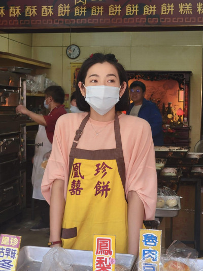 才剛動刀切鼻息肉！米可白過年不休養 戴口罩回鹿港「拚命賣餅」
