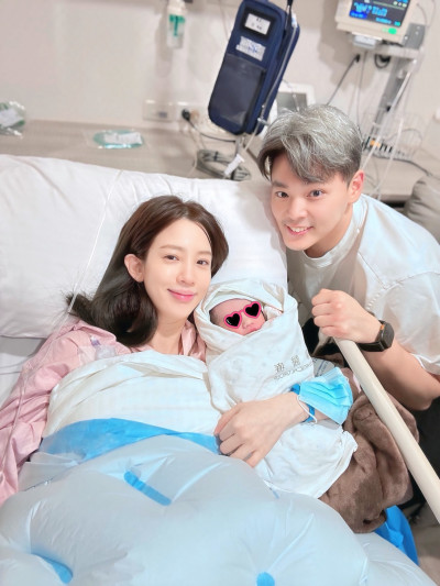 愛雅生了！剖腹生下男寶寶 夫妻相視淚狂流