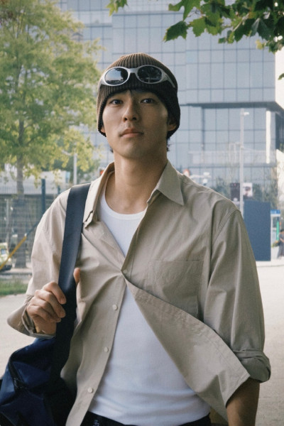 情人節前夕認愛？ 陳昊森「男友視角」依偎神祕女 放閃照掀暴動