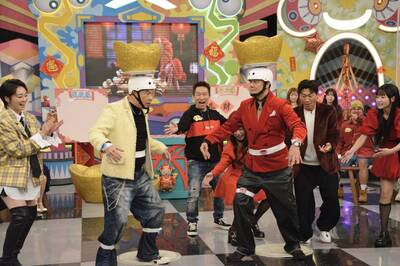 （除夕綜藝5）徐乃麟開戰「怒摔手稿」！曾國城頭頂金元寶遭偷襲