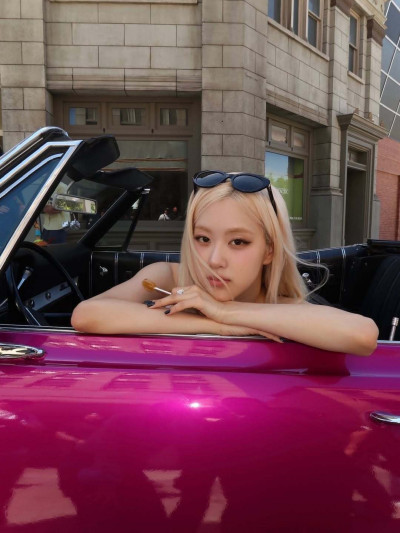 超美的！Ros&eacute;紫丁香洋裝炸氣場 粉紅敞篷車變配角