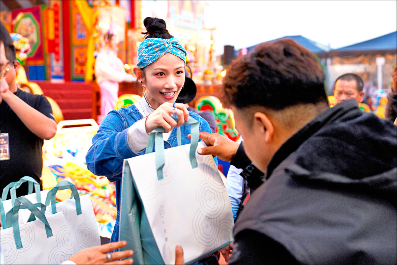 李千娜失言風波首露面 屏東唱跳重新出發