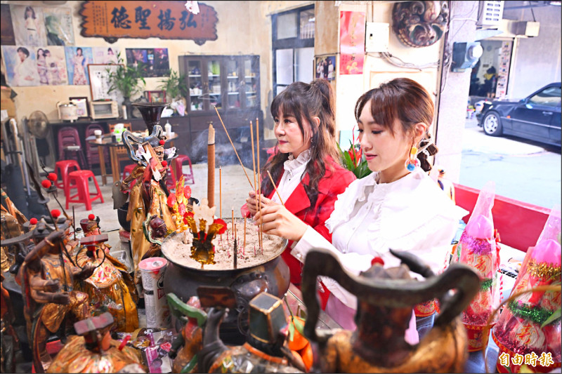 龍千玉陪同謝金晶參拜 笑揭豬哥亮當年問明牌