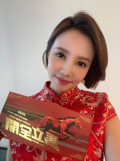 盛世美顏主播王偊菁 新春穿紅吱吱旗袍迎開工