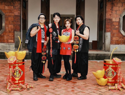 王瞳開春改披「紅黑戰袍」帥炸 獅吼形象曝光網讚:氣場太強