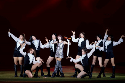 台日棒球賽「她」炸裂大巨蛋 驚見2NE1夯曲連發