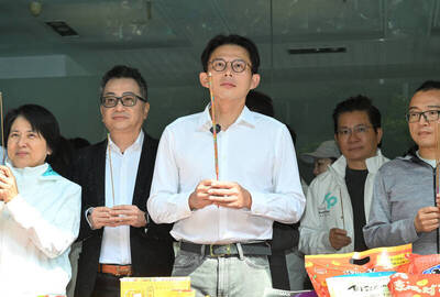 鬧出腳尾飯2.0今出庭   四叉貓再咬：黃國昌真有律師執照？