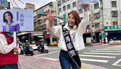 綠中正萬華議員初選 馬郁雯燒聲擺一邊賣力揮手比讚