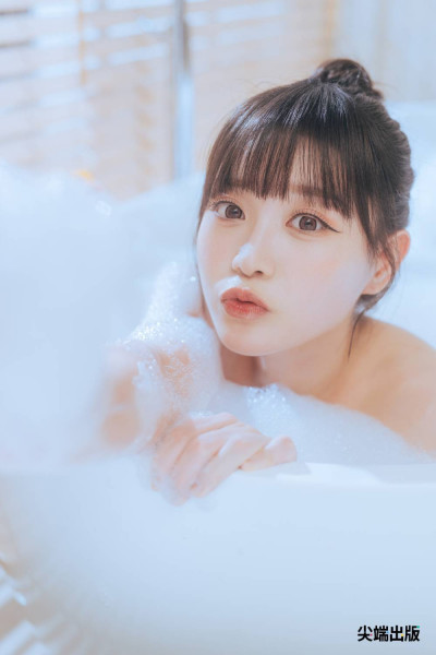 邊荷律生日出首本寫真！「私密日常」曝光 學姐峮峮可愛助陣