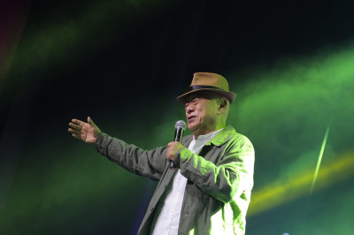 昔兩度中風！凌峰上台高歌近況曝 陳美鳳領軍投入公益