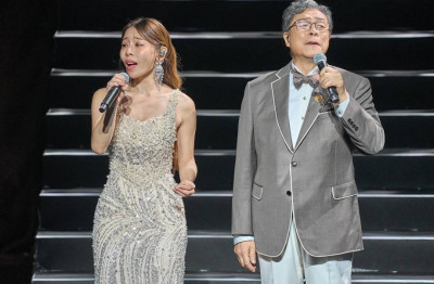 女星爆料楊烈「很好聞」 薄紗禮服辣爆卻踉蹌差點慘摔
