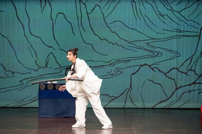 女神包袱全丟了！賴雅妍挑戰「一秒變臉」 戴豬鼻子牛角力挺王傳一