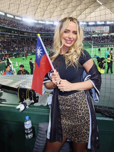 費仔抗韓建功！辣妻披17號球衣、拿國旗應援 讚台灣「有狠勁」