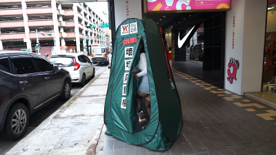 在西門町搭帳棚偷色色？AV女神被目擊全程：很刺激