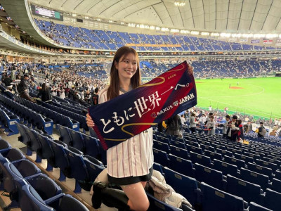 WBC看台女神出現了！「吉田正尚一轟」球迷暴動：幸運加成