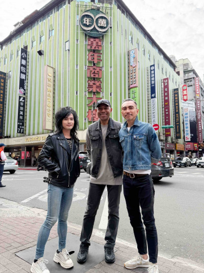 信樂團出道24年西門町被拍 路人認不出來：是網紅嗎