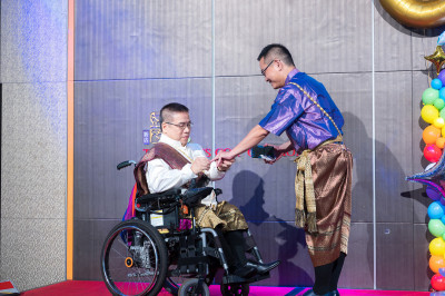 被嫌「輪椅不用上台」！身障同志完婚遭婚宴餐廳冷眼 霸氣喊：今天我是主角