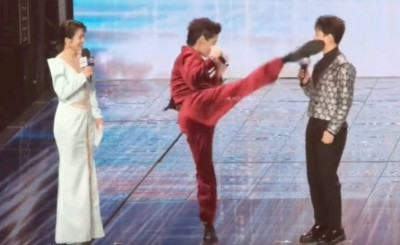 向佐耍帥慘翻車！無預警飛踢「險踹主持人臉」 全網狂轟：有夠冒失