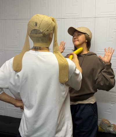 孫燕姿遭人「搶劫」！頭戴絲襪、手拿香蕉 兇手曝光是他