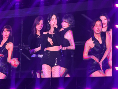 （直擊）台粉大合照喊YA！VIVIZ瞬間回頭：太勾錐了吧