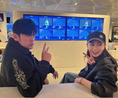 昆凌緊盯周杰倫大腿  脫口一句話 天王無奈回應