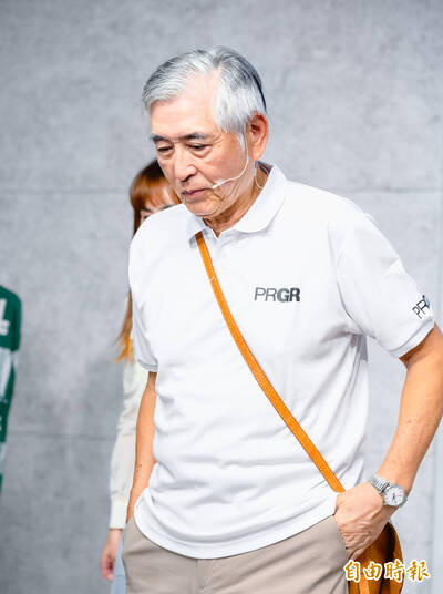 不滿車庫出入口被擋 名導柯一正打凹車門、跳引擎蓋被起訴