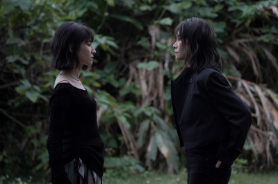 金曲歌后39歲怎麼了 與女星床上扭打濺血畫面曝光