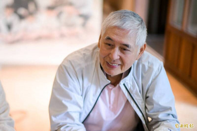 柯一正不滿賓士擋道「砸車、踩引擎蓋」 982字痛訴心聲