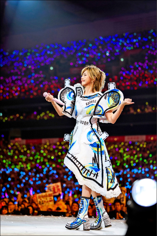 孫燕姿大巨蛋8萬張門票秒殺 粉絲搶票先考試