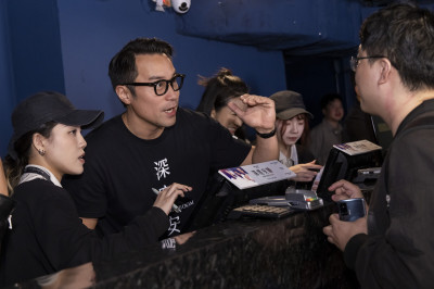 天菜男神當電影院售票員 影迷全被帥到：是張孝全本人