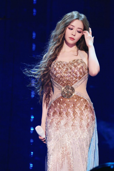 去年墜落舞台！中國女星再認「醫美」過頭成了「不笑女」