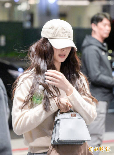 （直擊）TWICE慶功現身金豬食堂 300粉無聲守候成最暖一幕