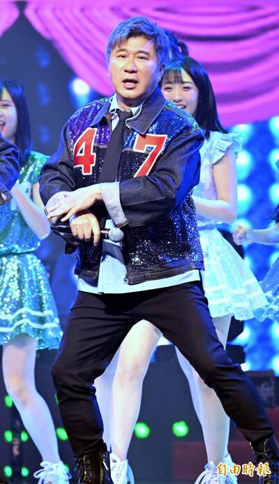 胡瓜慘了！ 「小瓜瓜」當眾遇襲 急伸手護體