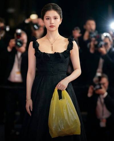 張婧儀紅毯「塑膠袋」爆紅！被誤傳5.7萬名牌包 真相曝光掀反轉