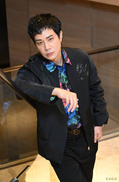 薛仕凌悄現身公司團拜 身形消風復出無期