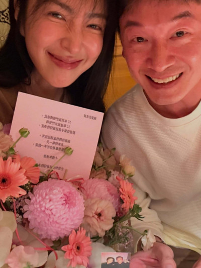 楊謹華慶相戀10週年告白富尪:想一直黏下去 飛香港追星Jennie嗨到失控