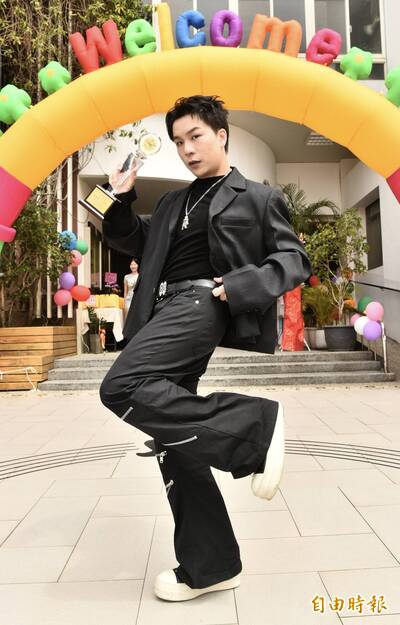 派翠克拿傑出校友 憶黃鴻升回母校熱血激勵曝暖舉