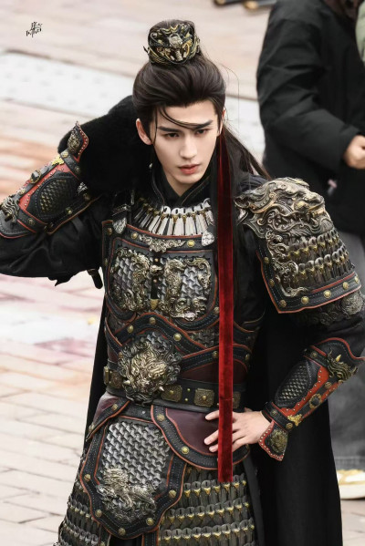 「粉底液將軍」爆紅！粉絲護航《逐玉》張凌赫 ：帥一點不行？